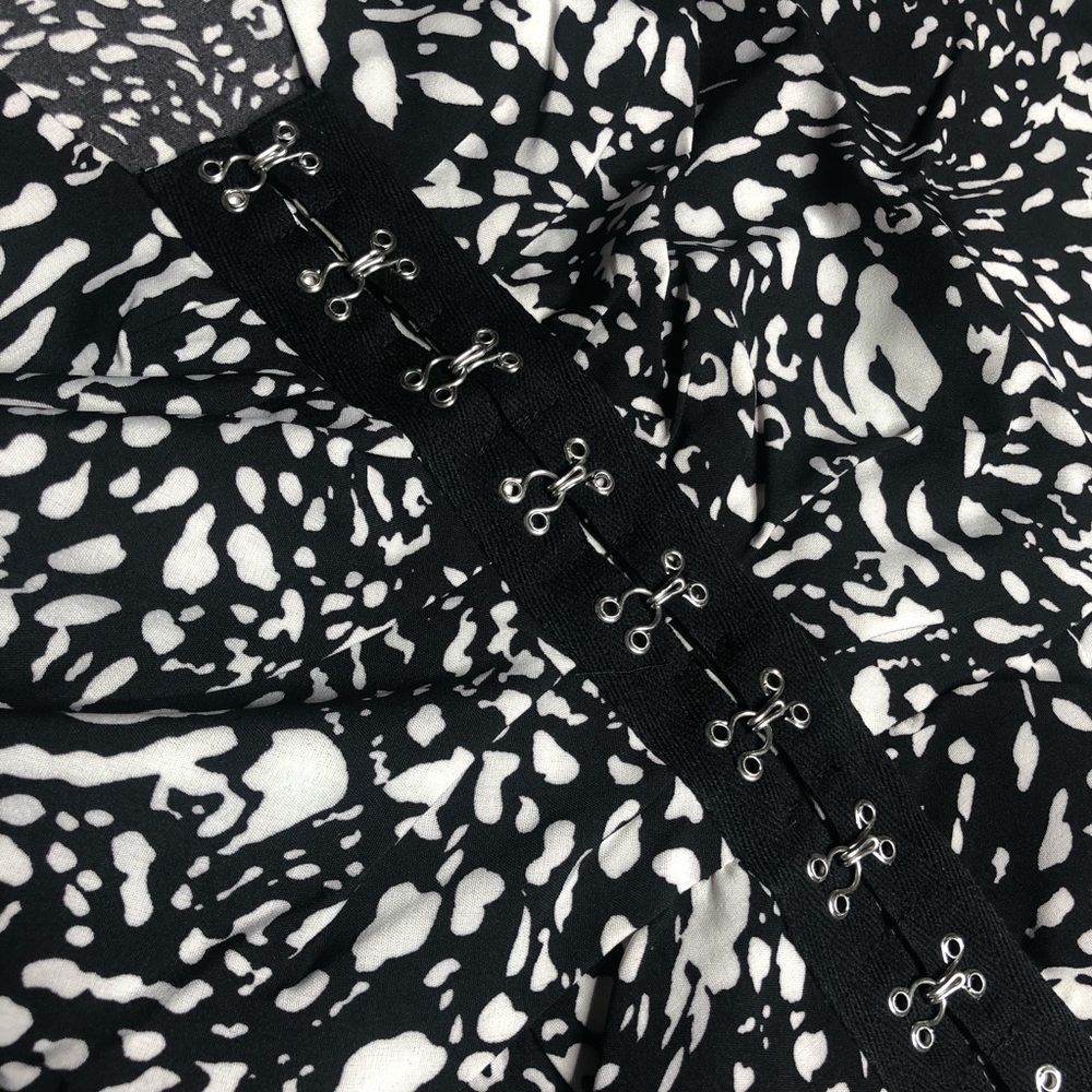 NWOT Black & White Print Long Sleeve Corset Peplum Top. Size Small - Picture 4 of 8